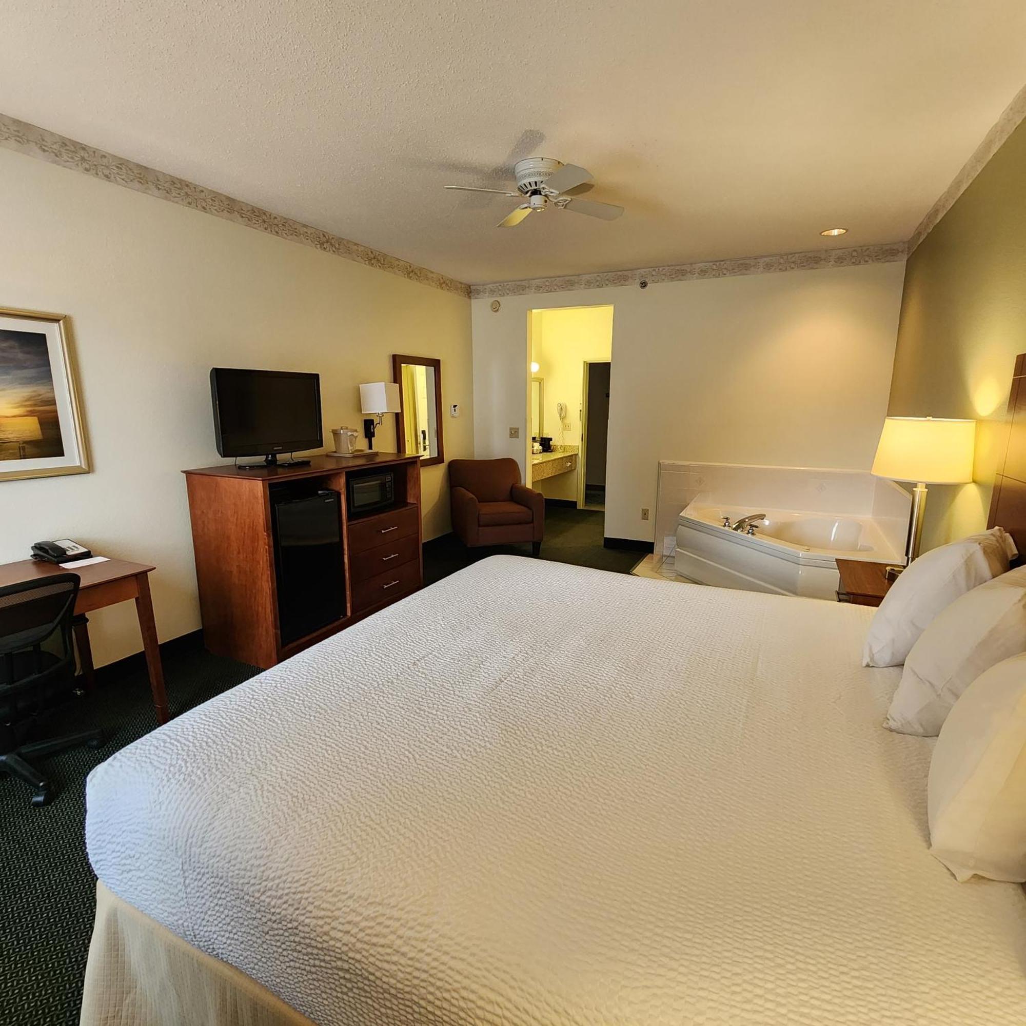 Baymont By Wyndham Mackinaw City Eksteriør billede